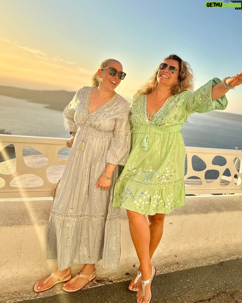 Saskia Thuot Instagram - Nous avons toutes les deux, la joie de vivre et le bonheur facile. L’allégresse est toujours au rendez-vous avec Sophie. Notre allégresse est maintenant allé« grec »😉 Déjà notre dernière soirée ici avec un autre de ces majestueux coucher de soleil, et devinez quoi? On a des p’tites nouvelles robes grecques 😜🩵 Ahhhhh la Grèce 🫶🏼🩵 #santorini @santorini @sophiegosselin11 #allegresse #grece
