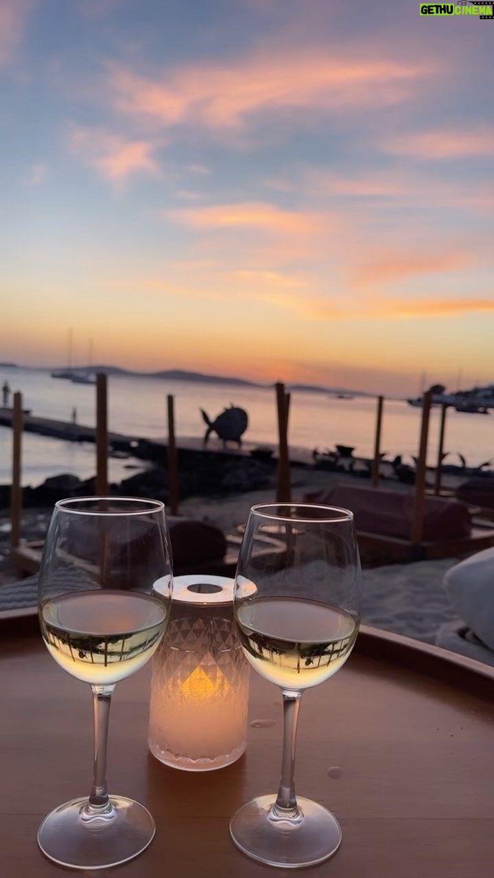 Saskia Thuot Instagram - Fin de journée sur Mykonos. Toute une! Vous dire comme je savoure, déguste, écoute, observe. Aujourd’hui, nous sommes restées tranquilles à notre merveilleux hôtel et avons découvert, tout près, des perles rares✨ J’ai hâte d’en connaître plus sur Mykonos et sa culture. Quelle belle aventure! Je partagerai avec vous nos meilleurs moments☺️ Notre hôtel juste parfait @manoulasbeachresort Resto tout près, vue de rêve @hippiefishofficial Super partenaire de voyage @sophiegosselin11 #mykonos #mykonosmoments #friendship