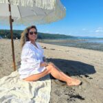 Saskia Thuot Instagram - 50 ans et demie! Ces derniers 6 mois ont été riches en émotions. Personnellement et professionnellement. Mais je n’ai jamais autant appris… à lâcher prise, à accepter, à accueillir, à aimer, rire (très fort) et valser avec les aléas de la vie. Je porte avec de plus en plus d’assurance mon chapeau d’entrepreneure (ouf hello les femmes d’affaires, vous vous reconnaissez?) @balmy_towels grandit chaque jour. Merci, c’est grâce à vous. Je serais toujours une communicatrice dans l’âme et communiquer ça se passe de mille et une façons. Du beau à venir pour les 6 prochains mois de ma cinquantaine. Hâte de vous en parler☺️ D’ici là, enjoyez chaque instant. Est-ce que ça se dit enjoyez? 😂 Le dos droit, un grand sourire, quelque part sur une plage québécoise, je vous souhaite un merveilleux we☀️ Merci @espacebbta pour cette jolie photo d’un beau moment entre nous ☺️
