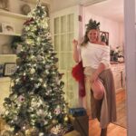 Saskia Thuot Instagram - Hier et aujourd’hui pour un joyeux Noël 🎄💃🏼🎉 Que ces fêtes soient douces, sans tracas, remplies d’allégresse « mon mot 2023 » 🫶🏼 @suzyshierofficial merci de m’accompagner dans mes looks et mon quotidien☺️ #joyeusesfêtes #noel #ootd