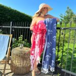 Saskia Thuot Instagram - Que ce long week-end est merveilleux! En profitez-vous, je trouve que ça fait tant de bien ☺️ Je vous offre jusqu’à lundi 23:59 la livraison gratuite pour choisir votre Balmy☀️ Ici le modèle Capitaine. Mais bien sûr, il y a des dizaines de modèles et de couleurs. Si vous achetez 150$ et plus avant taxes, je vous offre une Gabby couleur surprise en cadeau ☺️ Tout ça pour vous remercier d’encourager mon entreprise☺️ Line en bio pour magasiner. @balmy_towels #chic #eco #fun