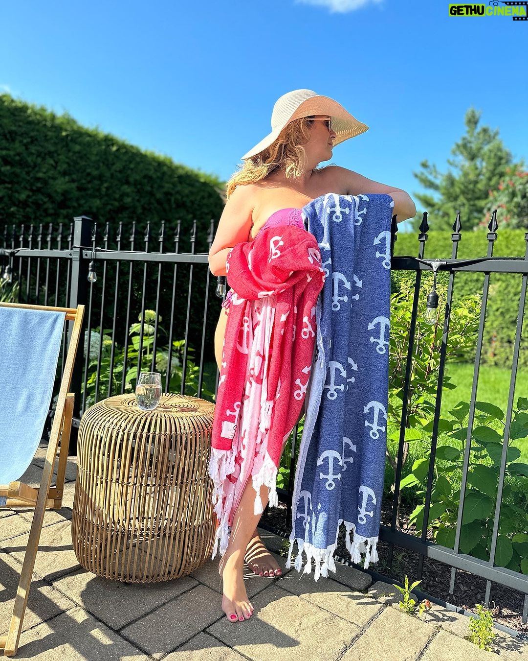 Saskia Thuot Instagram - Que ce long week-end est merveilleux! En profitez-vous, je trouve que ça fait tant de bien ☺️ Je vous offre jusqu’à lundi 23:59 la livraison gratuite pour choisir votre Balmy☀️ Ici le modèle Capitaine. Mais bien sûr, il y a des dizaines de modèles et de couleurs. Si vous achetez 150$ et plus avant taxes, je vous offre une Gabby couleur surprise en cadeau ☺️ Tout ça pour vous remercier d’encourager mon entreprise☺️ Line en bio pour magasiner. @balmy_towels #chic #eco #fun