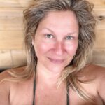 Saskia Thuot Instagram - En cette semaine de rentrée, c’est la première fois en 22 ans que je ne suis pas d’une rentrée télé. Je me sens bizarre, un peu vide, mais en paix. Je profite de chaque moment et comme dirait le chum de maman: « Il y a quelque chose de beau qui m’attend dans le corner » ☺️🫶🏼 😌