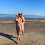 Saskia Thuot Instagram - Poncho et playa. Un autre incontournable de Charlevoix, la plage de St-Irénée, avec un incontournable de Balmy, le poncho Mia. Sans oublier le casse-croûte chez Ginette. Une parfaite journée 🤍 Merci @espacebbta ma super photographe et top covoyageuse 👯‍♀️ @balmy_towels #balmytowels @charlevoixatr #plagedestirenee #ponchomia