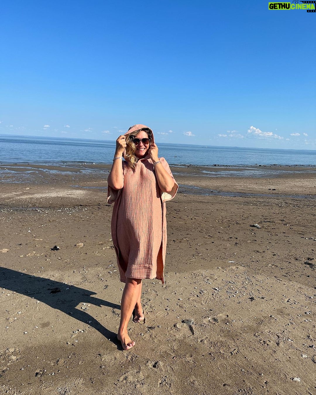 Saskia Thuot Instagram - Poncho et playa. Un autre incontournable de Charlevoix, la plage de St-Irénée, avec un incontournable de Balmy, le poncho Mia. Sans oublier le casse-croûte chez Ginette. Une parfaite journée 🤍 Merci @espacebbta ma super photographe et top covoyageuse 👯♀️ @balmy_towels #balmytowels @charlevoixatr #plagedestirenee #ponchomia