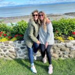 Saskia Thuot Instagram - S’évader quelques jours dans Charlevoix en compagnie de ma Karina. On a du fun comme quand on avait 20 ans, on est juste un peu plus courbaturées 😂 On s’émerveille de tout, on s’amuse, maman nous reçoit aux petits oignons et Mario profite de notre passage pour l’aider à corder son bois. Juste parfait! @espacebbta @charlevoixatr @tourisme_isle_aux_coudres L'Île-aux-Coudres