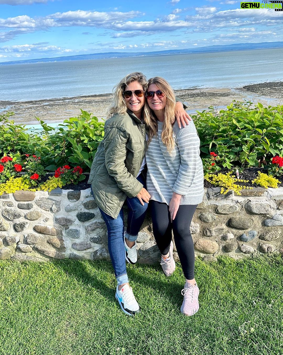 Saskia Thuot Instagram - S’évader quelques jours dans Charlevoix en compagnie de ma Karina. On a du fun comme quand on avait 20 ans, on est juste un peu plus courbaturées 😂 On s’émerveille de tout, on s’amuse, maman nous reçoit aux petits oignons et Mario profite de notre passage pour l’aider à corder son bois. Juste parfait! @espacebbta @charlevoixatr @tourisme_isle_aux_coudres L'Île-aux-Coudres