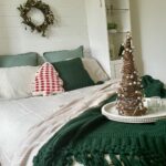 Saskia Thuot Instagram - En mode Décore ta vie ce matin. Le plaisir que j’ai eu à préparer ma chambre d’invité aux accents des fêtes en collaboration avec @brunelli_home 🎄 J’adore mélanger les matières comme le lin, le coton et la laine pour ajouter texture et chaleur à la pièce. Le tout aux couleurs de saison, avec quelques accessoires festif, sans oublier une Balmy, les plus confortables draps de bambou et un plateau simplement déposé au pied du lit. En plus, le tout est approuvé par Pépin 😻🎄🥰 Pensez-vous que mes invités vont aimer? #noel #christmasmood #deco #brunelli