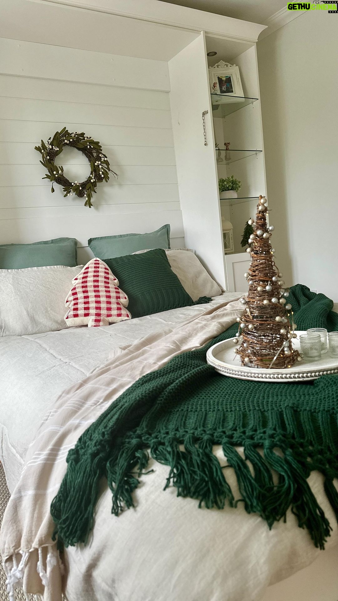 Saskia Thuot Instagram - En mode Décore ta vie ce matin. Le plaisir que j’ai eu à préparer ma chambre d’invité aux accents des fêtes en collaboration avec @brunelli_home 🎄 J’adore mélanger les matières comme le lin, le coton et la laine pour ajouter texture et chaleur à la pièce. Le tout aux couleurs de saison, avec quelques accessoires festif, sans oublier une Balmy, les plus confortables draps de bambou et un plateau simplement déposé au pied du lit. En plus, le tout est approuvé par Pépin 😻🎄🥰 Pensez-vous que mes invités vont aimer? #noel #christmasmood #deco #brunelli
