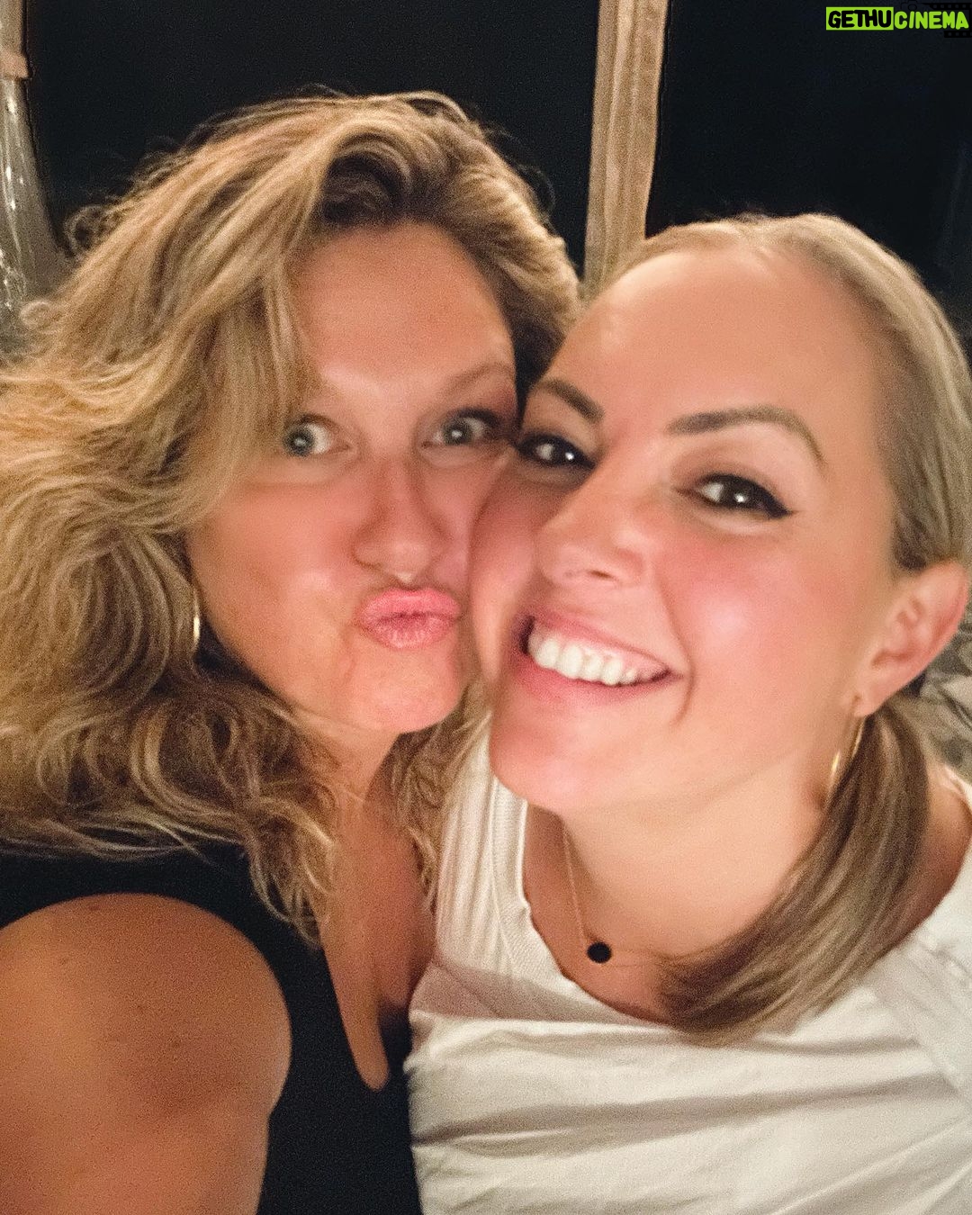 Saskia Thuot Instagram - Après une belle soirée au @moishesmontreal où on a essayé de se faire une jolie photo, on termine avec une selfie à la maison à se faire grignoter par les maringouins pendant que les ados chill dans le salon😂 Elle est pas belle la vie! @sophiegosselin11 #life #ado #summer