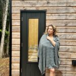 Saskia Thuot Instagram - J’ai eu le bonheur de visiter @les_loges_ressourcement et j’ai tout aimé de cet endroit. Des moments de douceur et une belle rencontre avec Janie qui a bâti ce projet unique. Entourée de nature, avec un spa, sauna et bain hammam chaque Loge invite à la détente. Tout est joliment décoré, en plus d’être très confortable (j’ai dormi comme un bébé). Simone et moi avons adoré✨ De mon séjour est aussi née une belle collaboration (☺️) Janie a ajouté dans ses paniers-boutique ses deux modèles chouchous @balmy_towels ✨ Une autre belle surprise dans ma vie d’entrepreneure✨ Auriez-vous envie de visiter cet endroit? #leslogesressourcementthermal #evasion #detente #balmytowels #balmyxsaskia
