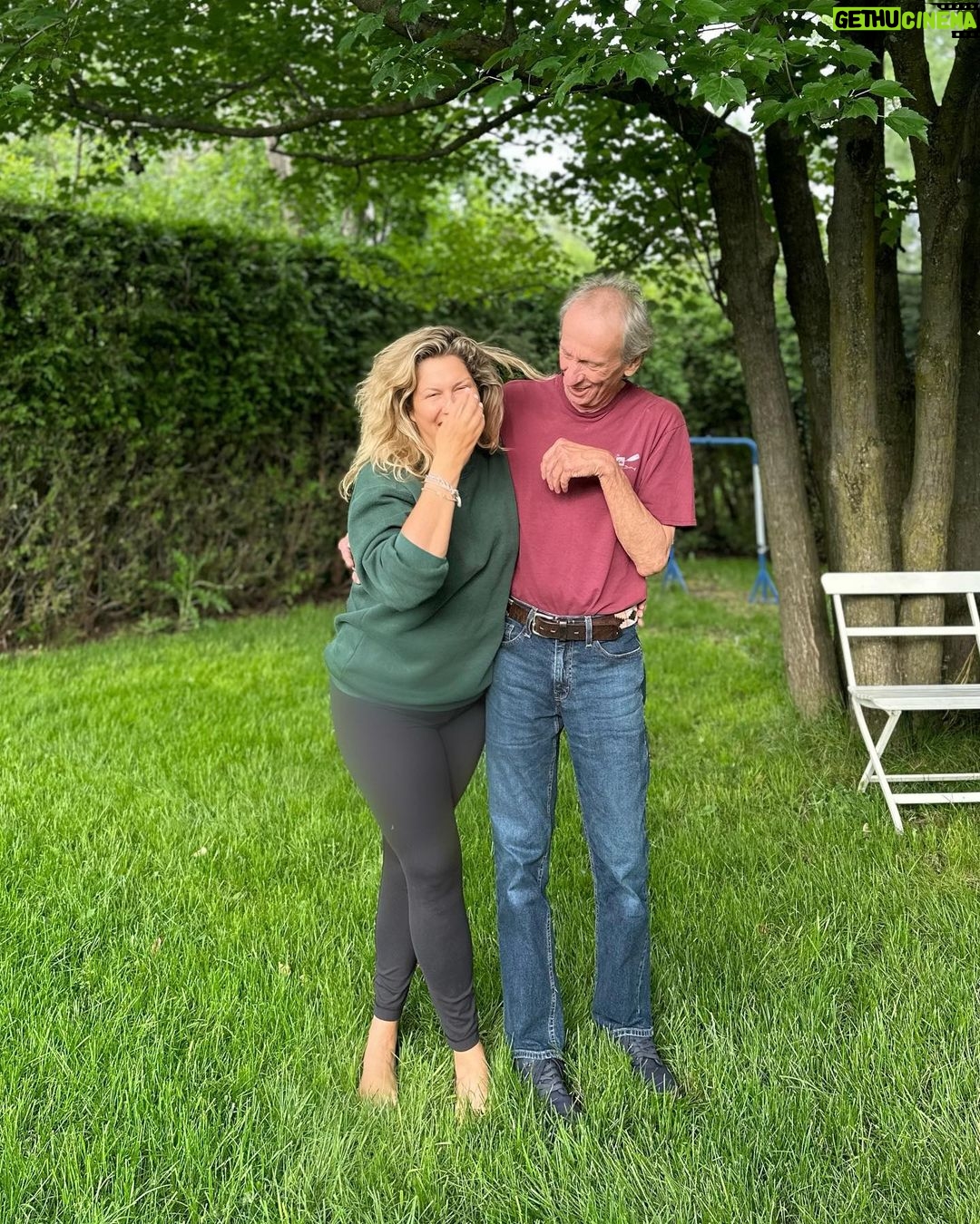 Saskia Thuot Instagram - Il est arrivé dans ma vie j’avais 18 ans. Le plus extraordinaire des beau-papa. Ceux qui connaissent Mario savent. Être en sa presence est tout, sauf plate! Quelle chance de t’avoir dans notre vie 🤍 Pensée pour moi papa qui ne pouvait pas être des nôtres 🫶🏼 #fetedesperes #fatherfigure #famille
