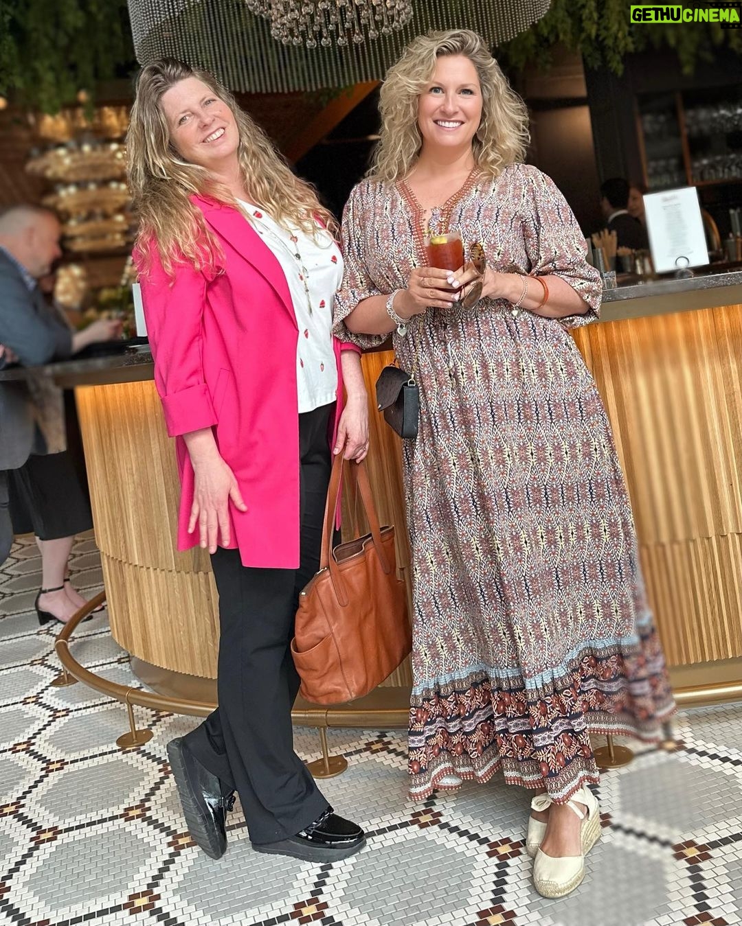 Saskia Thuot Instagram - Sortir ma baby au nouveau @moishesmontreal 🫶🏼 On s’est régalées et on eu une très jolie soirée! Cette institution montréalaise maintenant installée dans le quartier international de Montréal est un délice🤍 @espacebbta @moishesmontreal @national_pr #invitation