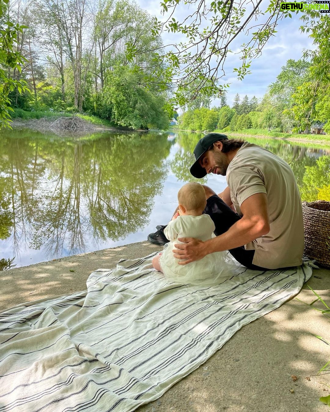 Saskia Thuot Instagram - Une photo toute en douceur avec Alex mon demi-frère et son adorable petite Ollie dans ce décor enchanteur🤍 À une semaine de la fête des pères je vous offre 15% sur toutes les Balmy, simplement utiliser le code papa15 à la sortie. Le choix d’Alex est la Milos en lin. Il y a plein d’autres modèles et couleurs sur le site @balmy_towels voir le lien en bio. Ce serait aussi un parfait cadeau pour la fin des classes😊 Merci @duumeer pour la photo🤍 #balmytowels #balmyxsaskia #fetedesperes #achatlocal