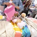 Saskia Thuot Instagram – Ma vie d’entrepreneure me fait découvrir de beaux horizons. Comme quoi on peut porter plusieurs chapeaux et s’émanciper dans différentes sphères. Après une journée magique au pop up de @sarahcout aux @galeriesdelacapitale où 15 entreprises québécoises dont mon bébé @balmy_towels sont réunies sous un même toi. Je suis pas mal fière de nous toutes. On sera là toute la journée dimanche. Merci à mon amie Karine qui m’accompagne tout le we ☺️👯‍♀️

@selvrituel 
@honessactive 
@fromrachel 
@beige_avoine 
@sansfaconcosmetiques 
@papeterie.laurie 
@nana.the.brand 
@sarahcout 
@espacebbta 
@sarahlaroche 
@cliniqueoterra 
@mareechandelles 
@horacejewelry 
@twentycompass 
@girlcrushgang 
@mennillodesigns
