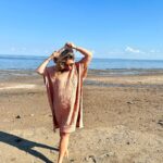 Saskia Thuot Instagram - Poncho et playa. Un autre incontournable de Charlevoix, la plage de St-Irénée, avec un incontournable de Balmy, le poncho Mia. Sans oublier le casse-croûte chez Ginette. Une parfaite journée 🤍 Merci @espacebbta ma super photographe et top covoyageuse 👯‍♀️ @balmy_towels #balmytowels @charlevoixatr #plagedestirenee #ponchomia