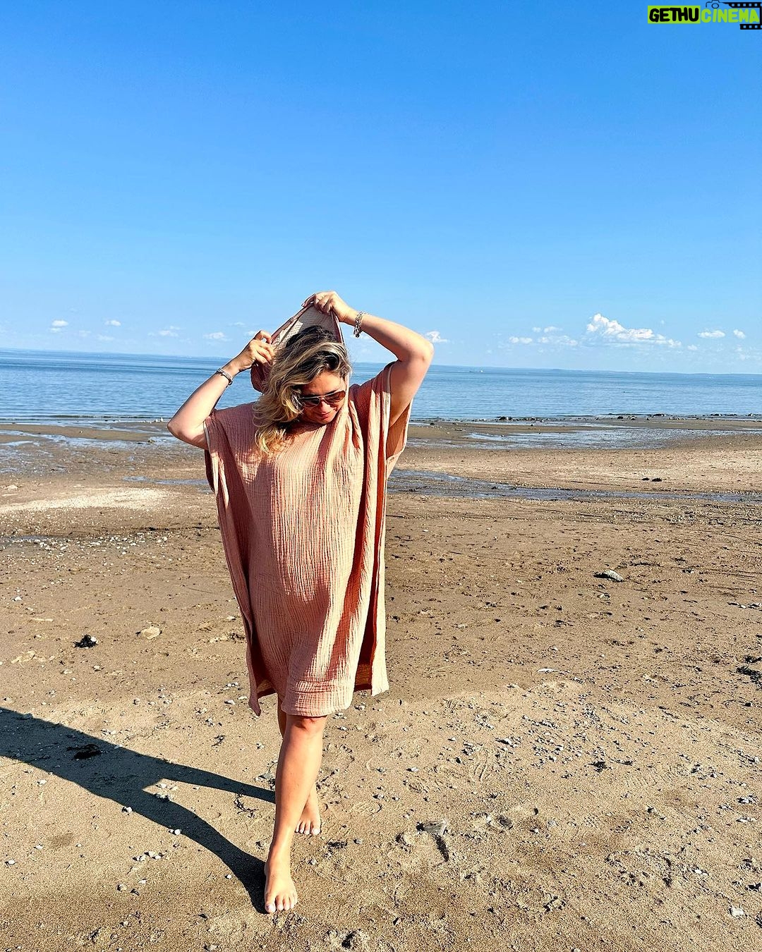 Saskia Thuot Instagram - Poncho et playa. Un autre incontournable de Charlevoix, la plage de St-Irénée, avec un incontournable de Balmy, le poncho Mia. Sans oublier le casse-croûte chez Ginette. Une parfaite journée 🤍 Merci @espacebbta ma super photographe et top covoyageuse 👯♀️ @balmy_towels #balmytowels @charlevoixatr #plagedestirenee #ponchomia