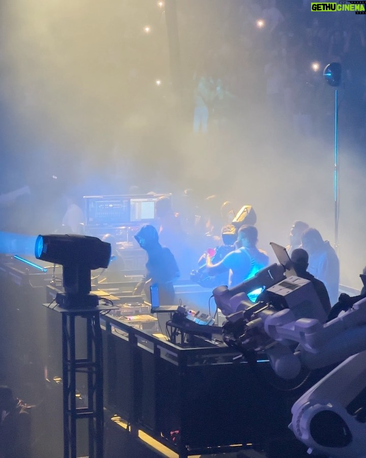 Saskia Thuot Instagram - Juilletđ€ Beaucoup de prĂ©cieux amis. Merci dâĂȘtre dans ma vie. De la bonne bouffe, des fous rires, un super show grĂące Ă Drake et Ă travers tout ça, des moments de solitude qui font aussi du bienđ€ #saskiaclub #choyee #july