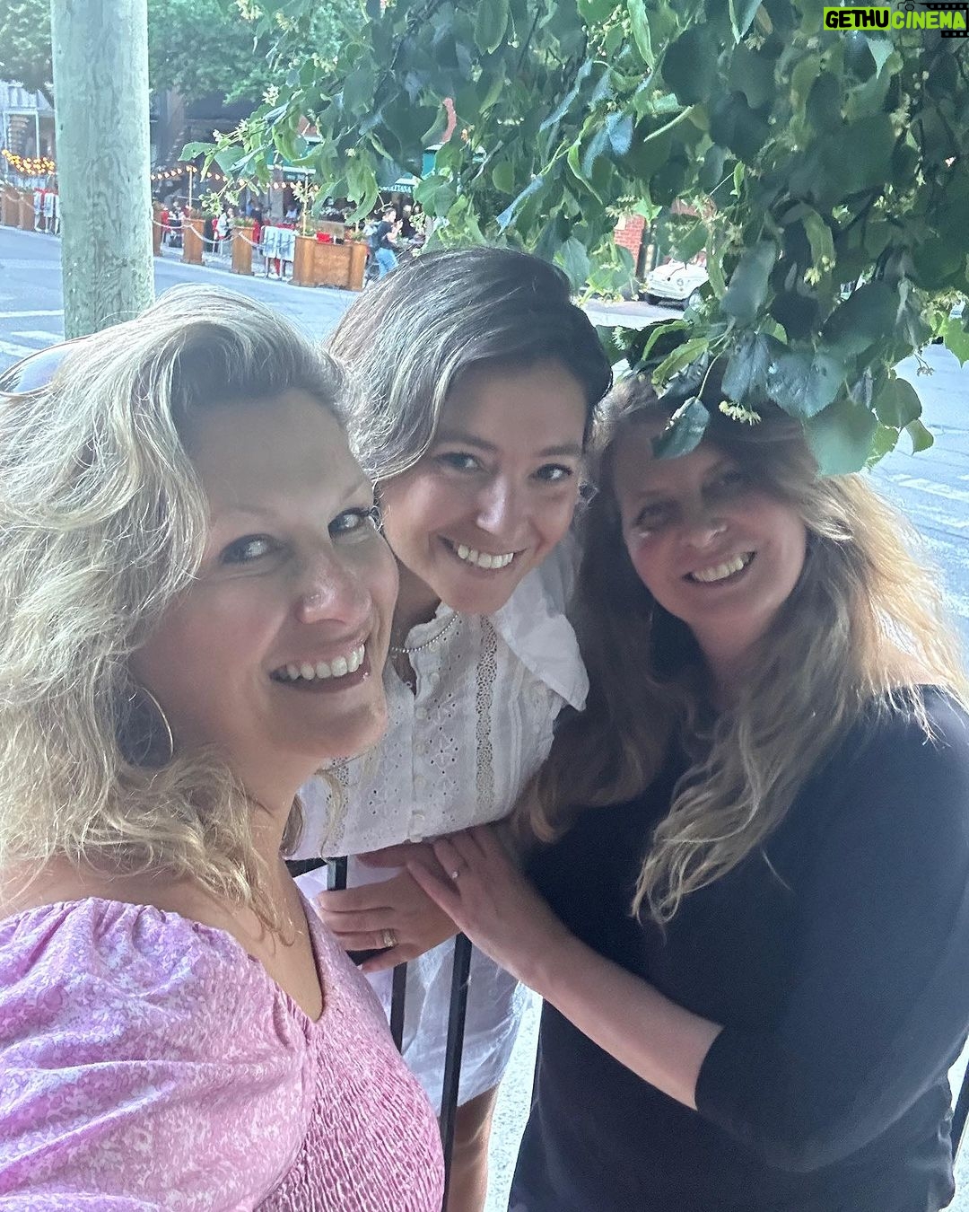 Saskia Thuot Instagram - Juilletđ€ Beaucoup de prĂ©cieux amis. Merci dâĂȘtre dans ma vie. De la bonne bouffe, des fous rires, un super show grĂące Ă Drake et Ă travers tout ça, des moments de solitude qui font aussi du bienđ€ #saskiaclub #choyee #july