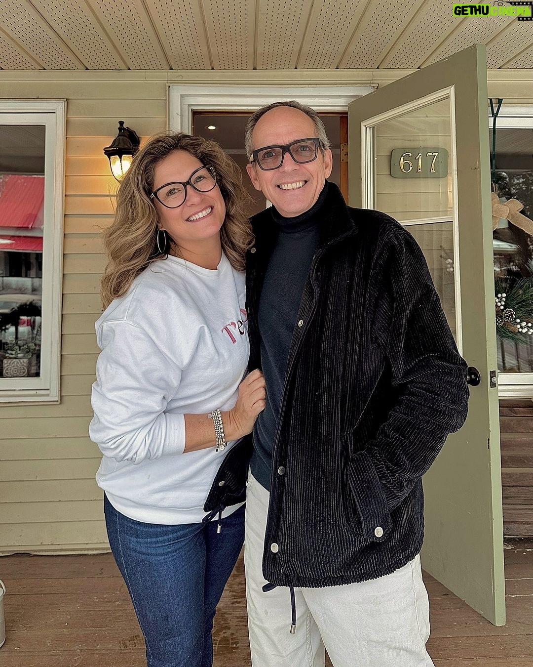 Saskia Thuot Instagram - La belle visite aujourd’hui☺️ Mon ami Jean est passé me voir avec sa douce et sa fille. Vous dire comme ça m’a fait plaisir. De si beaux souvenirs avec Jean à Décore ta vie ☺️ #boutiquebromont #decoretavie #heureuse