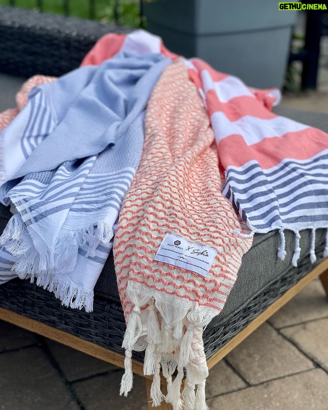 Saskia Thuot Instagram - Il fait beau et chaud, c’est le temps de la promo « Parce que je rêve que tout le monde possède une Balmy » ☺️ Je vous offre donc la livraison gratuite, jusqu’à jeudi minuit. Utilisez le code : LIVRAISON0 à la caisse. Visitez le site (voir lien en bio) pour choisir la vôtre ☺️ Choisir @balmy_towels c’est encourager une entreprise d’ici, la mienne ☺️ et s’offrir un produit de grande qualité pour vous accompagner dans toutes vos activités. #balmyxsaskia #chic #eco #fun #achatlocal #livraiso0 *la promo prend fin mardi 23:59