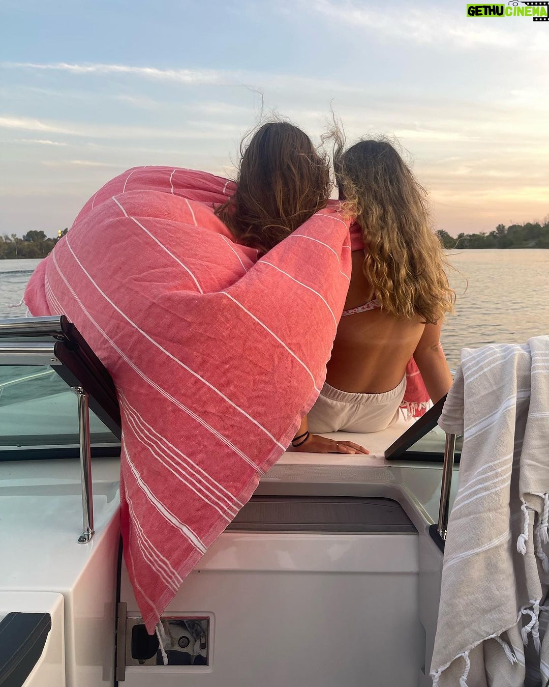 Saskia Thuot Instagram - Il fait beau et chaud, c’est le temps de la promo « Parce que je rêve que tout le monde possède une Balmy » ☺️ Je vous offre donc la livraison gratuite, jusqu’à jeudi minuit. Utilisez le code : LIVRAISON0 à la caisse. Visitez le site (voir lien en bio) pour choisir la vôtre ☺️ Choisir @balmy_towels c’est encourager une entreprise d’ici, la mienne ☺️ et s’offrir un produit de grande qualité pour vous accompagner dans toutes vos activités. #balmyxsaskia #chic #eco #fun #achatlocal #livraiso0 *la promo prend fin mardi 23:59