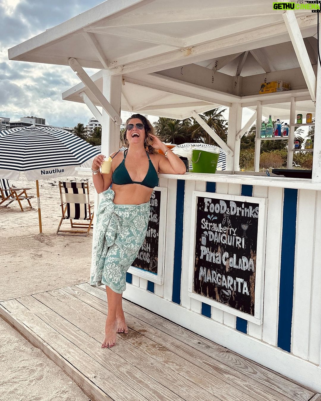 Saskia Thuot Instagram - Miami Beach avec les amis, les palmiers, les enfants (qui préfèrent ne pas se faire voir la binette) et la mer🤍 Le rabais 30FOU en rappel pour votre Balmy. @balmy_towels Maillots @lingerieemma Solaires @irisvisualgroup #escapade #miamibeach #jamaissansmabalmy #balmyxsaskia #chic #eco #fun