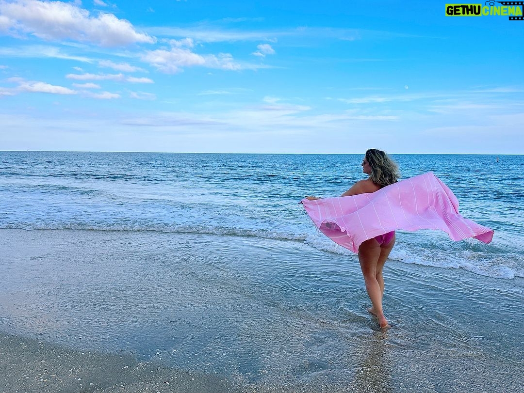 Saskia Thuot Instagram - Quelques jours ici. La mer, le sable, le son des vagues🌊 Évidement jamais sans ma Balmy🌊 Merci à Simone pour la photo parfaite pour la promo « vendredi fou » dès 8h vendredi matin 30% sur tout avec le code 30FOU. Lien en bio pour remplir votre panier🌊 #balmyxsaskia #achatlocal #jamaissansmabalmy #blackfriday #promo