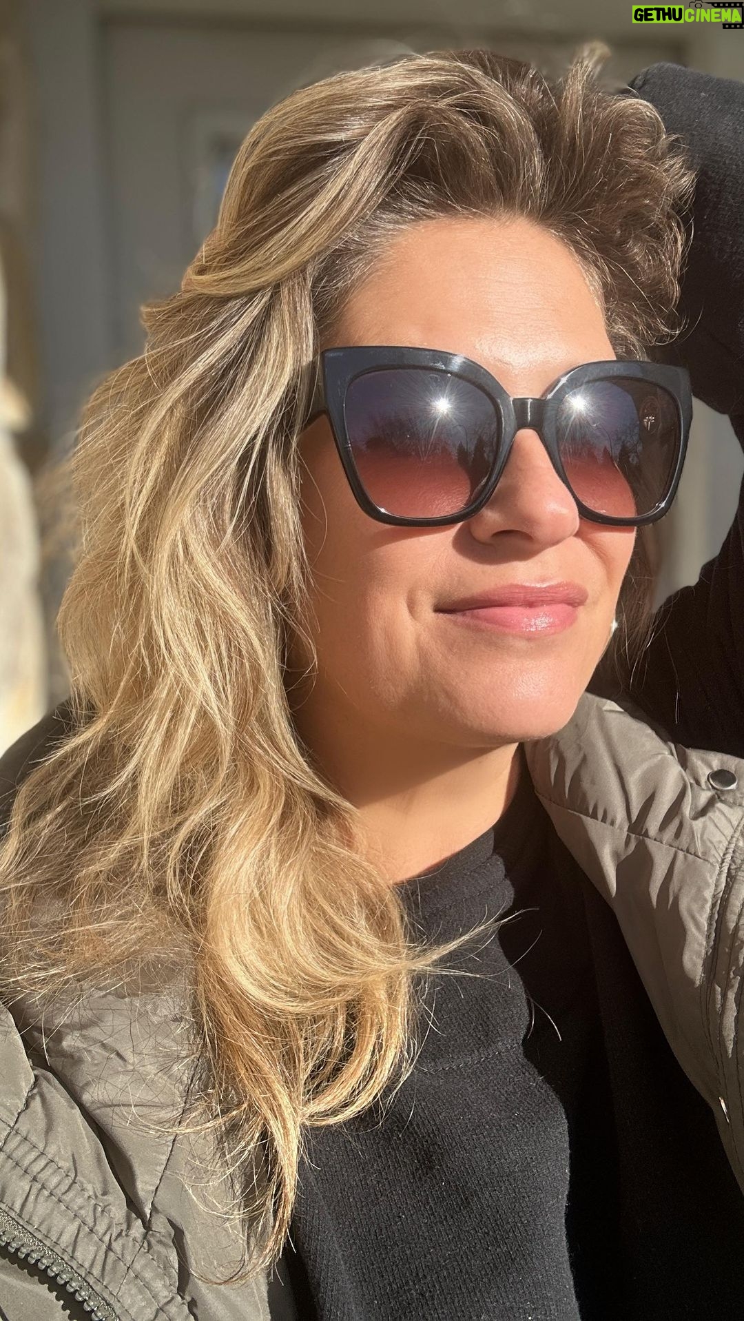 Saskia Thuot Instagram - Quel bonheur j’ai de vous offrir, grâce à @irisvisualgroup 25% de rabais sur les solaires sans prescription. Utilisez le code : SASKIA25 sur le site iris.ca 😎Faites-vite ça se termine le 26 novembre. Je porte ici fièrement mes nouvelles Longchamp☺️ #ambassadriceiris #irisgroupevisuel #mavisioniris #lunettes #solaires #vendredifou *Avant les taxes. Aucun achat minimum requis. Ne s’applique pas aux lunettes solaires Zeal, Maui Jim et RKS pour enfants ou Clips-Ons. Ne peut être jumelée à aucune autre offre, promotion ou Avantages IRIS.