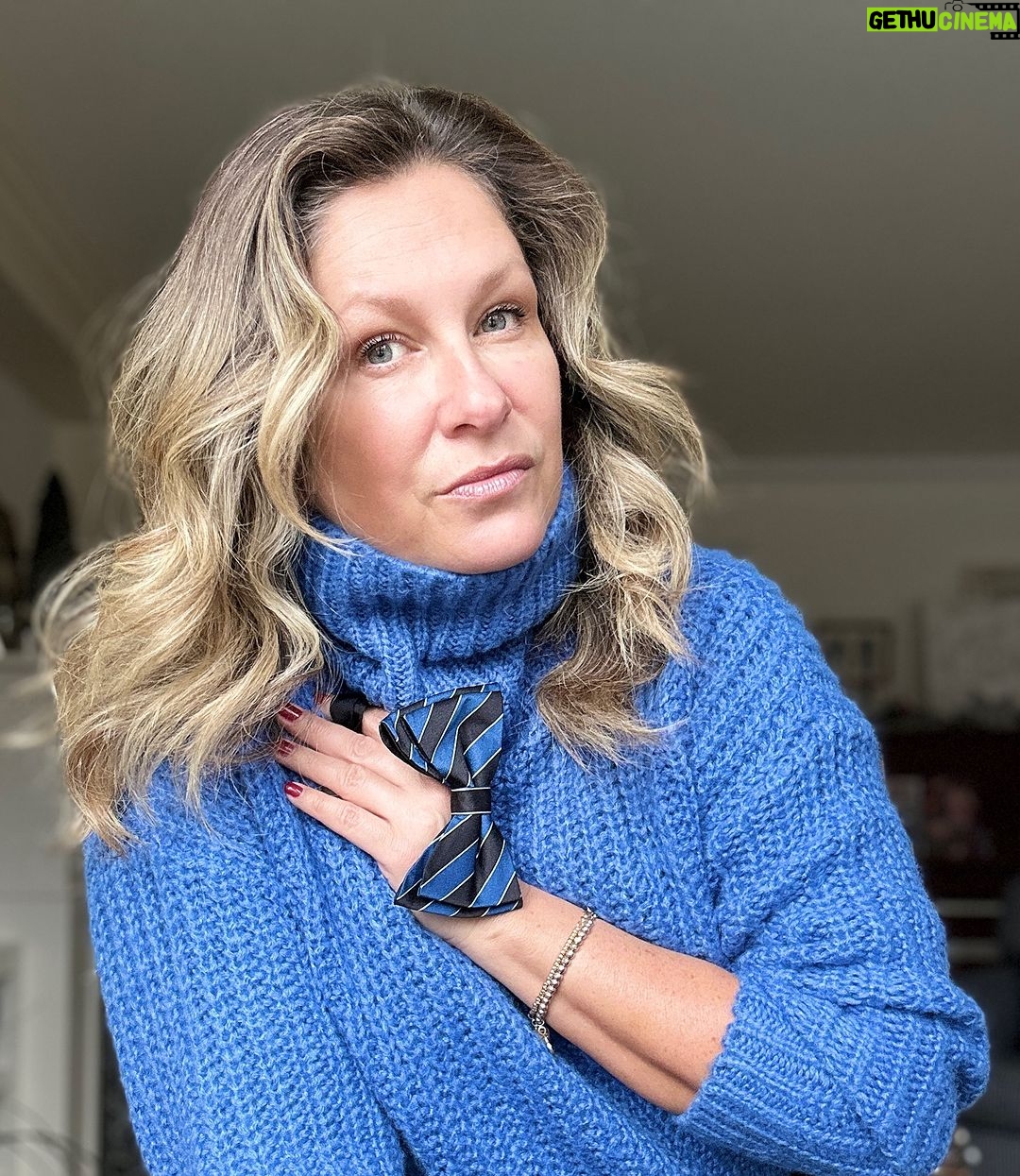 Saskia Thuot Instagram - Saviez-vous que le 19 novembre est la Journée québécoise de la sensibilisation au cancer de la prostate? Il s’agit du cancer masculin le plus répandu et il est primordial d’en parler. En soutien à tous les québécois atteints de la maladie. Achetez et portez votre nœud papillon @procureqc sur boutique.procure.ca 🦋 Les fonds amassés aujourd’hui et tout au long de la campagne #Noeudvembre sont investis ici même au Québec pour financer des projets de recherche de classe mondiale. Merci de vous joindre à moi pour cette campagne chère à mon coeur. Ensemble, luttons avec style contre le cancer de la prostate! #procure #noeudvembre