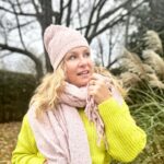 Saskia Thuot Instagram - Heure dorée en me demandant si je devrais ajouter « juste un tit peu » plus de décorations parce qu’elles me rendent heureuse. Et parce que ces derniers temps ça brasse et je me sens bien impuissante. Alors je m’accroche à des petits bonheurs tout simples. Prenez soin de vous 🫶🏼 #heuredorée #goldenhour Vêtements set accessoires colorées @suzyshierofficial