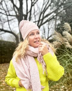 Saskia Thuot Instagram - Heure dorée en me demandant si je devrais ajouter « juste un tit peu » plus de décorations parce qu’elles me rendent heureuse. Et parce que ces derniers temps ça brasse et je me sens bien impuissante. Alors je m’accroche à des petits bonheurs tout simples. Prenez soin de vous 🫶🏼 #heuredorée #goldenhour Vêtements set accessoires colorées @suzyshierofficial