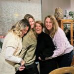 Saskia Thuot Instagram - Se réunir pour célébrer le 7e anniversaire du @comptoirmarkina ✨ Bravo à notre (vieille 😜) amie Marie-Anick (la petite poulette aux cheveux courts) toujours un bonheur de passer du temps ici. Bonne bouffe, bon vin, bonne compagnie ✨👯‍♀️ Félicitations ✨ #7ans #felicitation #comptoirmarkina