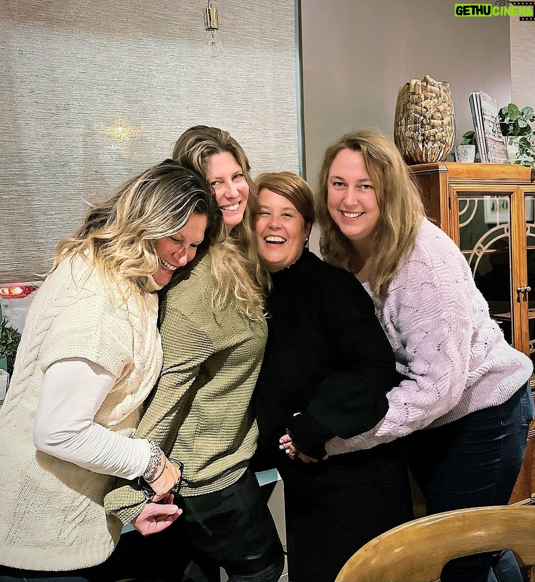 Saskia Thuot Instagram - Se réunir pour célébrer le 7e anniversaire du @comptoirmarkina ✨ Bravo à notre (vieille 😜) amie Marie-Anick (la petite poulette aux cheveux courts) toujours un bonheur de passer du temps ici. Bonne bouffe, bon vin, bonne compagnie ✨👯♀️ Félicitations ✨ #7ans #felicitation #comptoirmarkina