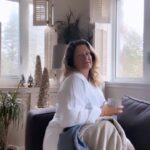 Saskia Thuot Instagram - Mood 🤍 Parce qu’on a jamais assez de douceur, envers les autres et envers soi 🤍 Robe de chambre & jeté @balmy_towels Sans filtre ni maquillage merci à mes masques de yeux @karinejoncascosmetiques
