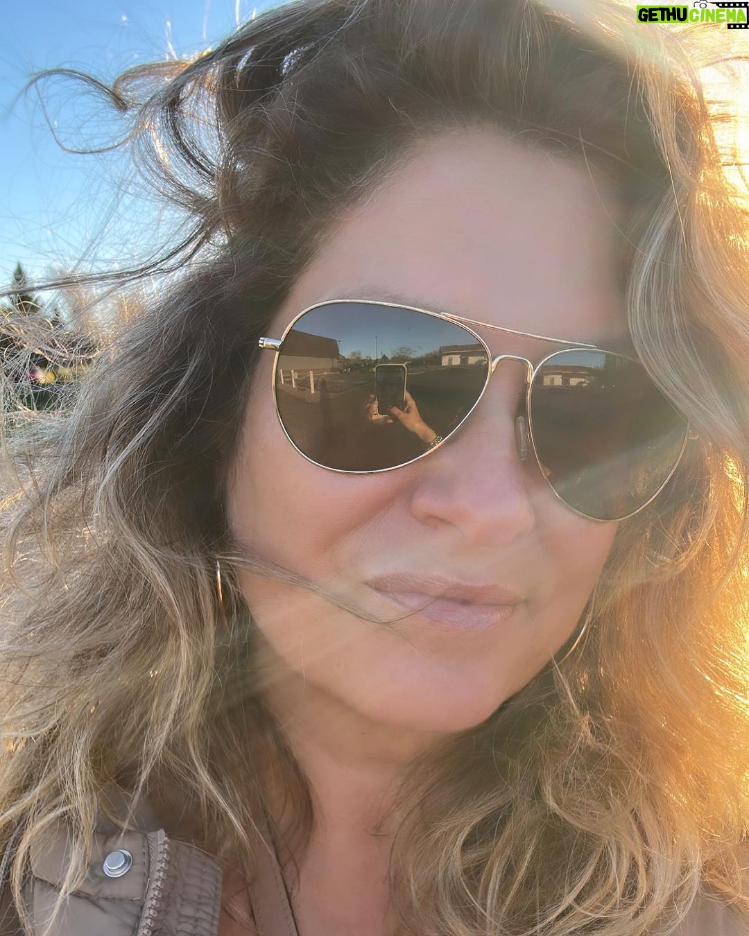 Saskia Thuot Instagram - Selfie d’automne 🍂 Dans un nouvel univers qui éveille en moi des possibilités à l’infini. Enivrant et excitant! Bon we!🍂 #we #automne #exciting #mvmm Soleil d’automne avec mes @irisvisualgroup 🍂