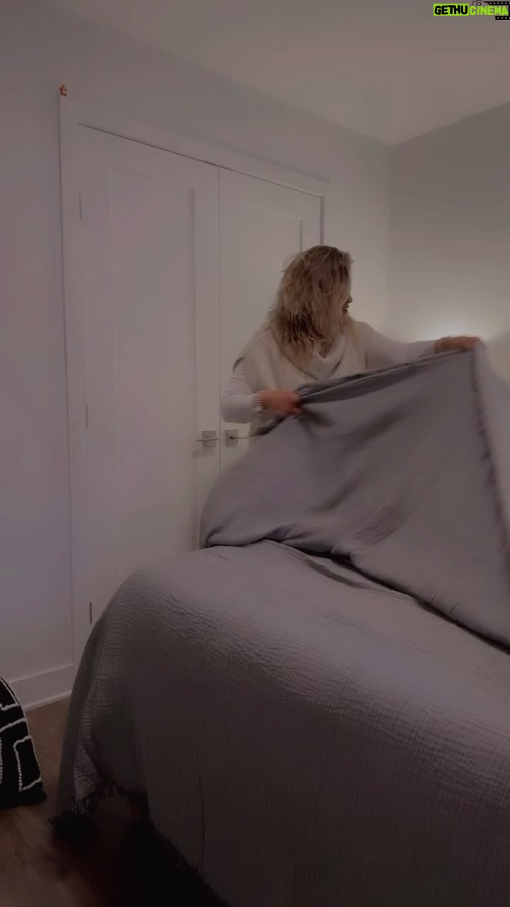 Saskia Thuot Instagram - Que du doux et du beau pour votre lit🫶🏼 Le Ollie @balmy_towels fait de mousseline de coton écoresponsable deux tons de gris offre un grand confort et look parfait pour la chambre à coucher. Assez grand pour un lit queen ou king, il est tout simplement magnifique. Testé et approuvé par Tony le chien saucisse et son ami Bergie. Merci à Chantal qui m’a gentiment prêté la chambre d’ami et la sienne pour la vidéo🫶🏼 Je vous offre 15% de rabais sur tous les jetés. @balmy_towels (lien en bio) avec le code jete15 Bon magasinage 🫶🏼🍂 #lavieenbalmy #balmymoment #balmyxsaskia
