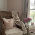 Saskia Thuot Instagram - Les derniers hydrangeas de la saison complètent à merveille ce coin de la maison que j’aime beaucoup. Une chandelle, un coussin Love, ma Balmy Bali (mon coup de cœur) pour m’envelopper les épaules et Nat King Cole dans mes oreilles. Parfait pour terminer le we en douceur 🫶🏼🍂 Avez-vous un endroit comme ça où vous aimez relaxer? #balmymoment #sunday #deco #inspiration #rose @balmy_towels