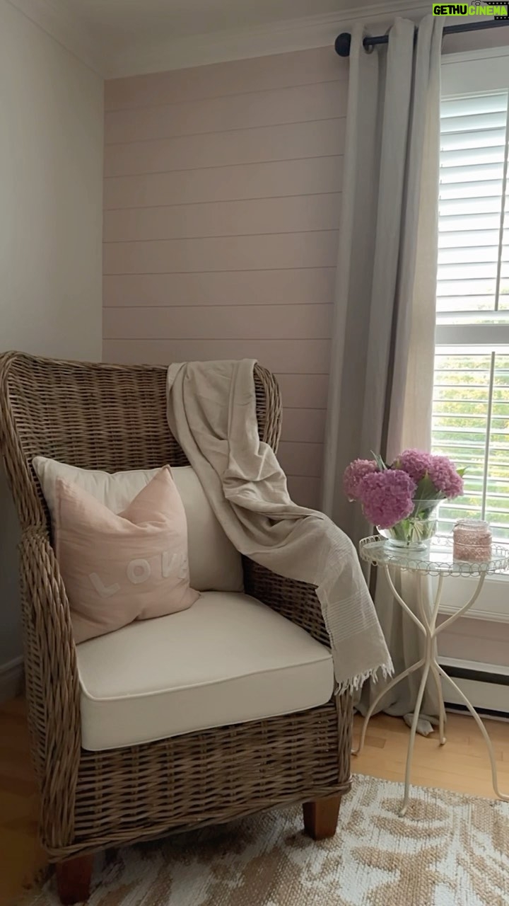 Saskia Thuot Instagram - Les derniers hydrangeas de la saison complètent à merveille ce coin de la maison que j’aime beaucoup. Une chandelle, un coussin Love, ma Balmy Bali (mon coup de cœur) pour m’envelopper les épaules et Nat King Cole dans mes oreilles. Parfait pour terminer le we en douceur 🫶🏼🍂 Avez-vous un endroit comme ça où vous aimez relaxer? #balmymoment #sunday #deco #inspiration #rose @balmy_towels