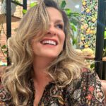 Saskia Thuot Instagram - Bouge pas qu’elle m’a dit. Quand un meeting prend des airs de séance photo. Merci @sarahlaroche pour la belle et stimulante rencontre 🫶🏼 Alors, la première ou la deuxième? #girls #meeting #photo #entrepreneur