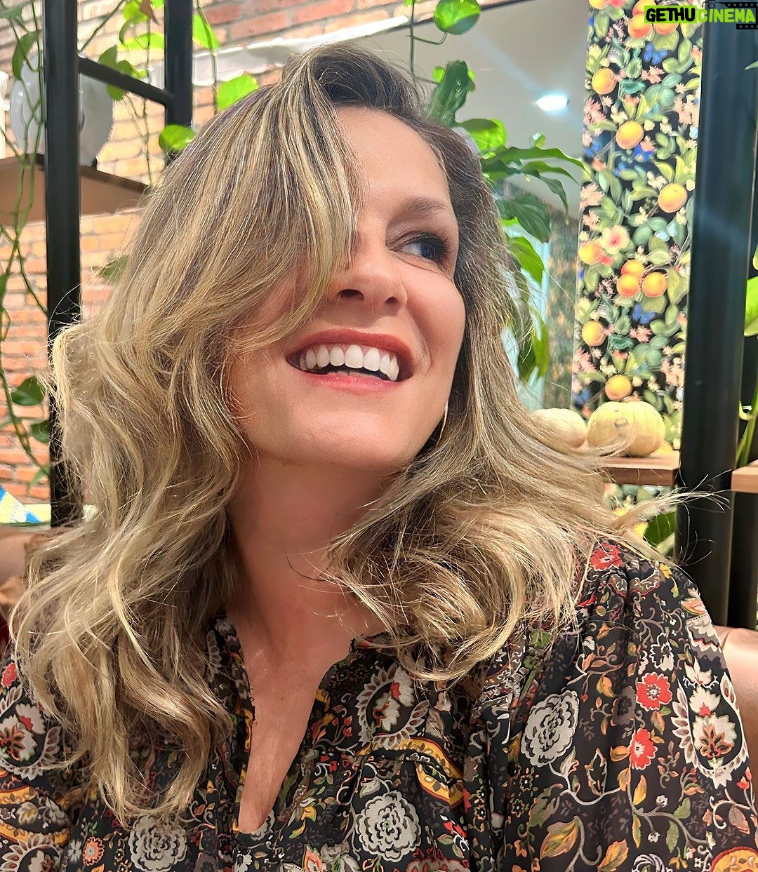 Saskia Thuot Instagram - Bouge pas qu’elle m’a dit. Quand un meeting prend des airs de séance photo. Merci @sarahlaroche pour la belle et stimulante rencontre 🫶🏼 Alors, la première ou la deuxième? #girls #meeting #photo #entrepreneur