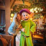 Saskia Thuot Instagram - Quelques souvenirs de notre passage à Disney ✨ Incroyable cet endroit, on a eu des étoiles dans les yeux à chaque instant. On s’est fait brasser dans des manèges hallucinants, fait le tour du monde à Epcot (gros coup de cœur), on a rencontré nos personnages préférés, vu des spectacles magnifiques, on a chanté, on a eu chaud, on a marché marché marché, on s’est chicanés, on s’est perdus, j’ai répété 100 fois par jour : « Il est où Laurence? L’aventurier était toujours 200 pas en avant 😂 On a rit, pleuré, rêvé. C’est loin d’être un voyage reposant et un peu dur sur le porte-monnaie, mais oh combien magique ✨ Merci @vero.audet pour tous tes conseils. Tu es une vraie fée Disney! #disney #famille #magic @waltdisneyworld
