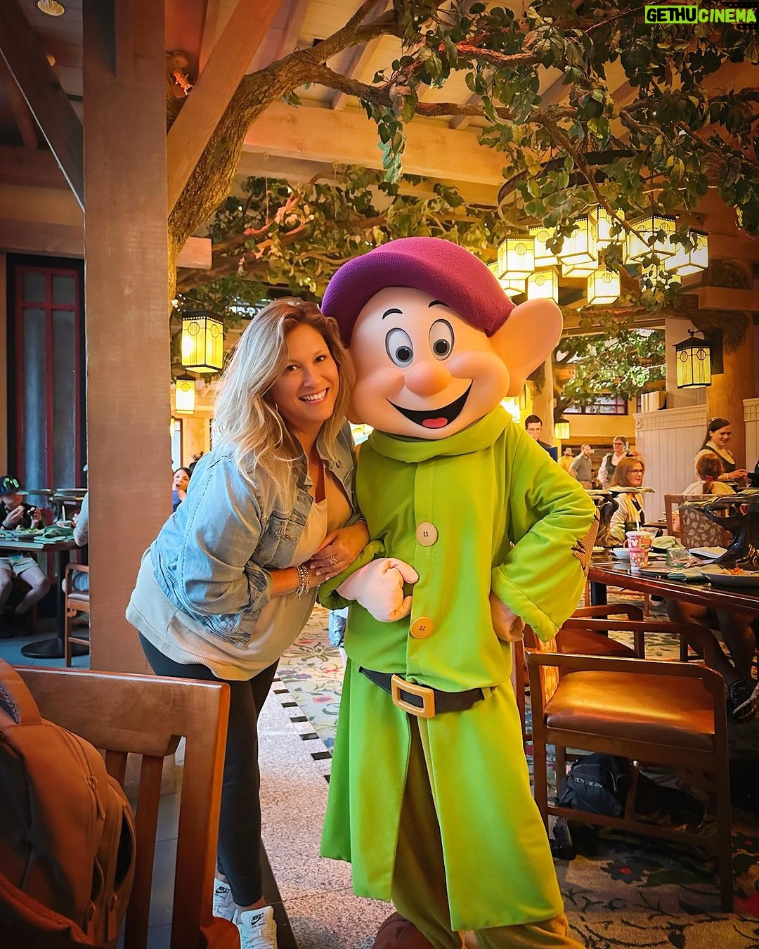 Saskia Thuot Instagram - Quelques souvenirs de notre passage à Disney ✨ Incroyable cet endroit, on a eu des étoiles dans les yeux à chaque instant. On s’est fait brasser dans des manèges hallucinants, fait le tour du monde à Epcot (gros coup de cœur), on a rencontré nos personnages préférés, vu des spectacles magnifiques, on a chanté, on a eu chaud, on a marché marché marché, on s’est chicanés, on s’est perdus, j’ai répété 100 fois par jour : « Il est où Laurence? L’aventurier était toujours 200 pas en avant 😂 On a rit, pleuré, rêvé. C’est loin d’être un voyage reposant et un peu dur sur le porte-monnaie, mais oh combien magique ✨ Merci @vero.audet pour tous tes conseils. Tu es une vraie fée Disney! #disney #famille #magic @waltdisneyworld