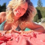 Saskia Thuot Instagram - Allô octobre! Dans l’eau, mon élément, le cerveau en ébullition et un certain vertige… Ça va bouger! Demain, le début d’une grande aventure✨ Devenir entrepreneure, c’est aussi savoir saisir les opportunités qui se présentent. Comme je l’ai fait, il y a plus de 2 ans, en devenant propriétaire de @balmy_towels ✨ #viedentrepreneur #entrepreneure #balmyxsaskia #happy 👙 @lingerieemma @hair_by_dolcecabana