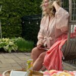 Saskia Thuot Instagram – Profiter tout plein☀️🧡Que ce we soit tout doux!
En passant… Je vous offre 15% de réduction sur toutes les @balmy_towels parfaites hiver comme été. Je porte ici le kimono Emma, et les belles sur la chaise sont toutes disponibles sur le site🧡
#promo #balmyxsaskia #entrepreneur #achatlocal