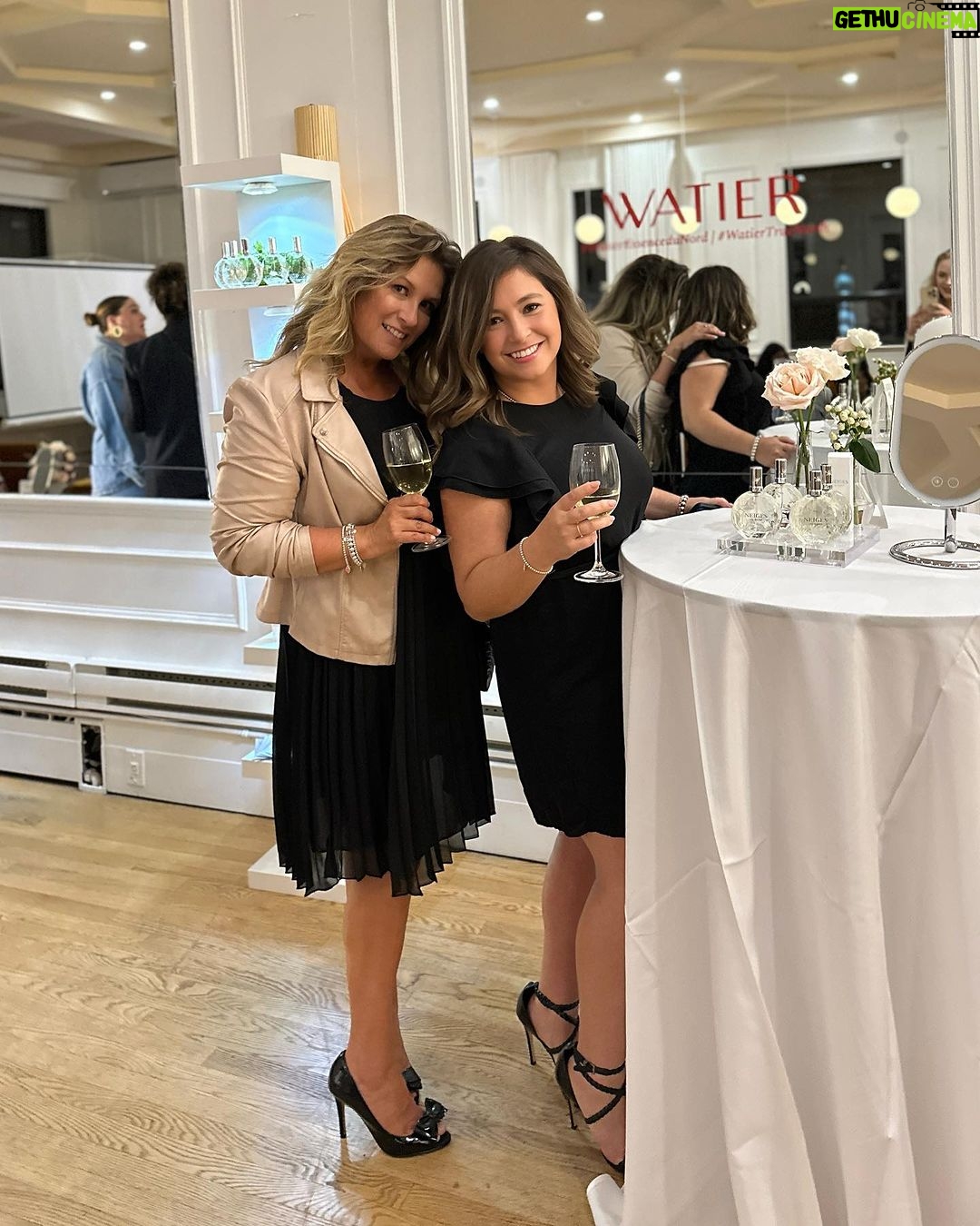Saskia Thuot Instagram - Hier, on célébrait les 30 ans de Neiges. Mon parfum, ma fragrance, mon inseparable depuis maintenant 27 ans. C’est incroyable comme le temps file! Je me souviendrai toujours ma première visite à l’institut Lise Watier sur la rue Laurier quand j’ai acheté mon premier flacon❄️ Que de beaux souvenirs! Merci @watierofficial pour l’invitation! Câlins @mariejaanee quel bonheur de te rencontrer en vrai! Si heureuse de t’avoir revu magnifique @david20_100 et ma @carolanne.boileau pas gênant de te sortir👯♀️ Voyez en stories les belles nouveautés de @watierofficial ❄️ #watier #neiges