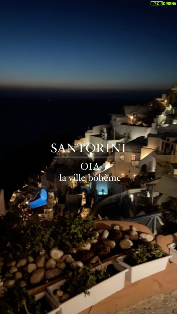 Saskia Thuot Instagram - Faire le plein de beau à Santorini dans la ville bohème, OIA. Ici les touristes se multiplient pour assister à ses couchers de soleil mémorables. Je vous prépare un “compte rendu” de mon expérience, mais en attendant voici des images qui font du bien à l’âme 🇬🇷🩵 @santorini @beautifuldestinations @sophiegosselin11 #grece #santorini #oia