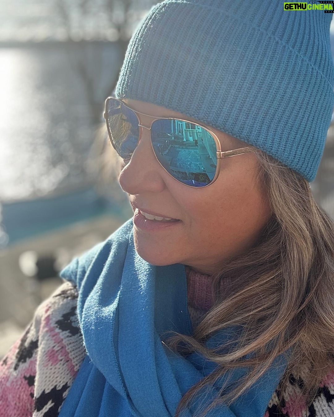 Saskia Thuot Instagram - Que j’ai aimé mes 22h passées là-bas. L’endroit est simplement merveilleux. Les plats sublimes. La vue à couper le souffle. Emmitouflée dans mon chandail, ma tuque et mes foulards aux couleurs joyeuses, j’ai capté quelques souvenirs. #pause #mondaymood #whynot @suzyshierofficial pour tuques, chandails et foulards cuties Endroit de rêve @manoirhovey