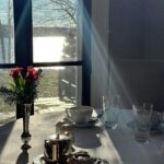 Saskia Thuot Instagram - Que j’ai aimé mes 22h passées là-bas. L’endroit est simplement merveilleux. Les plats sublimes. La vue à couper le souffle. Emmitouflée dans mon chandail, ma tuque et mes foulards aux couleurs joyeuses, j’ai capté quelques souvenirs. #pause #mondaymood #whynot @suzyshierofficial pour tuques, chandails et foulards cuties Endroit de rêve @manoirhovey