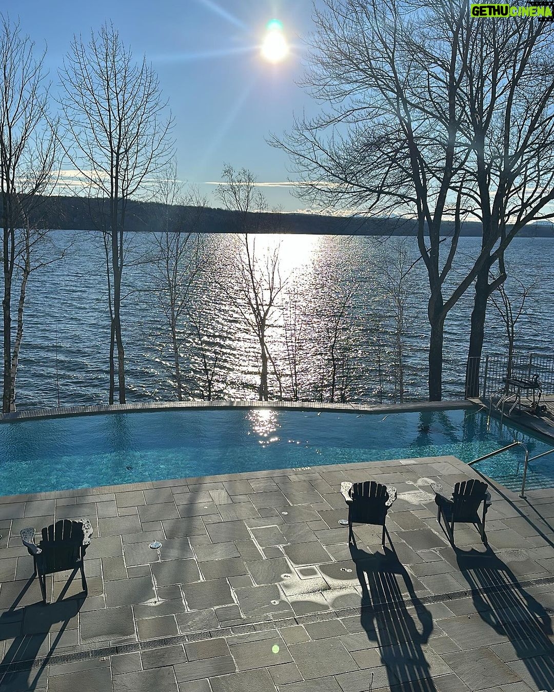 Saskia Thuot Instagram - Que j’ai aimé mes 22h passées là-bas. L’endroit est simplement merveilleux. Les plats sublimes. La vue à couper le souffle. Emmitouflée dans mon chandail, ma tuque et mes foulards aux couleurs joyeuses, j’ai capté quelques souvenirs. #pause #mondaymood #whynot @suzyshierofficial pour tuques, chandails et foulards cuties Endroit de rêve @manoirhovey